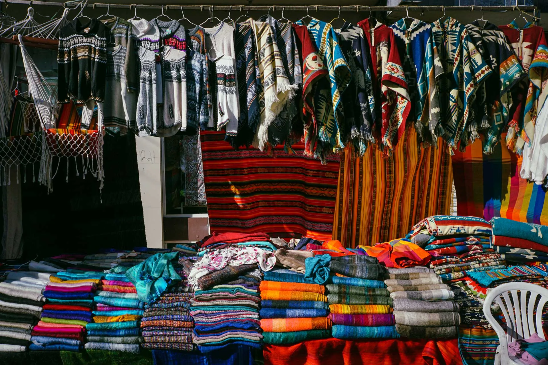 Mercado artesanal Plaza de Ponchos en Otavalo, Ecuador