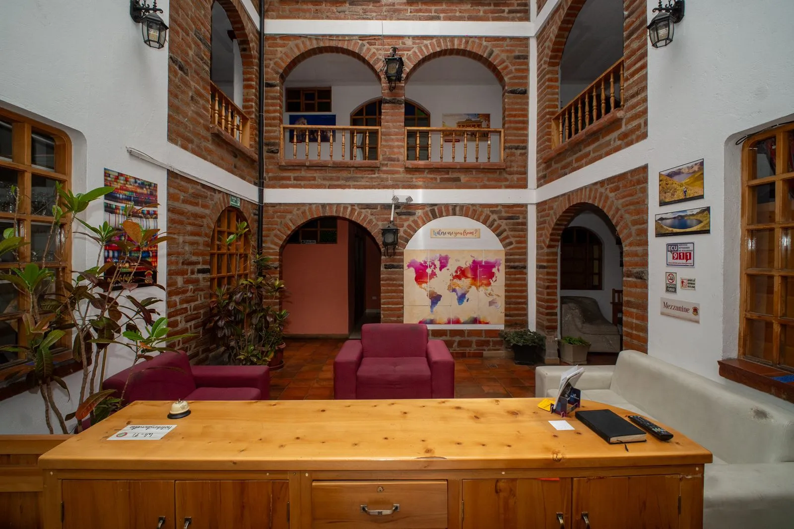 Biblioteca y espacio de relax en el Hotel El Andariego Otavalo