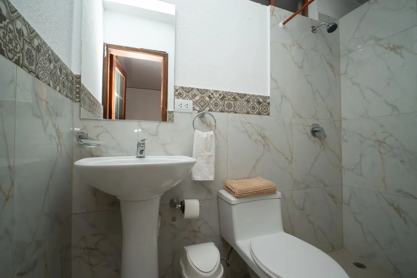 Baño privado en la habitación simple del Hotel El Andariego