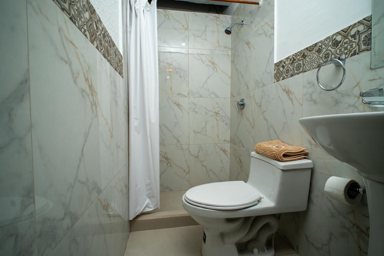 Baño privado en la habitación triple del Hotel El Andariego