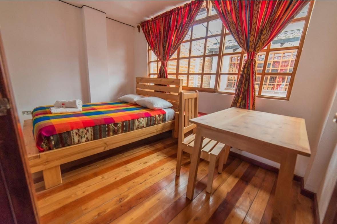 Detalles de decoración andina en la habitación matrimonial