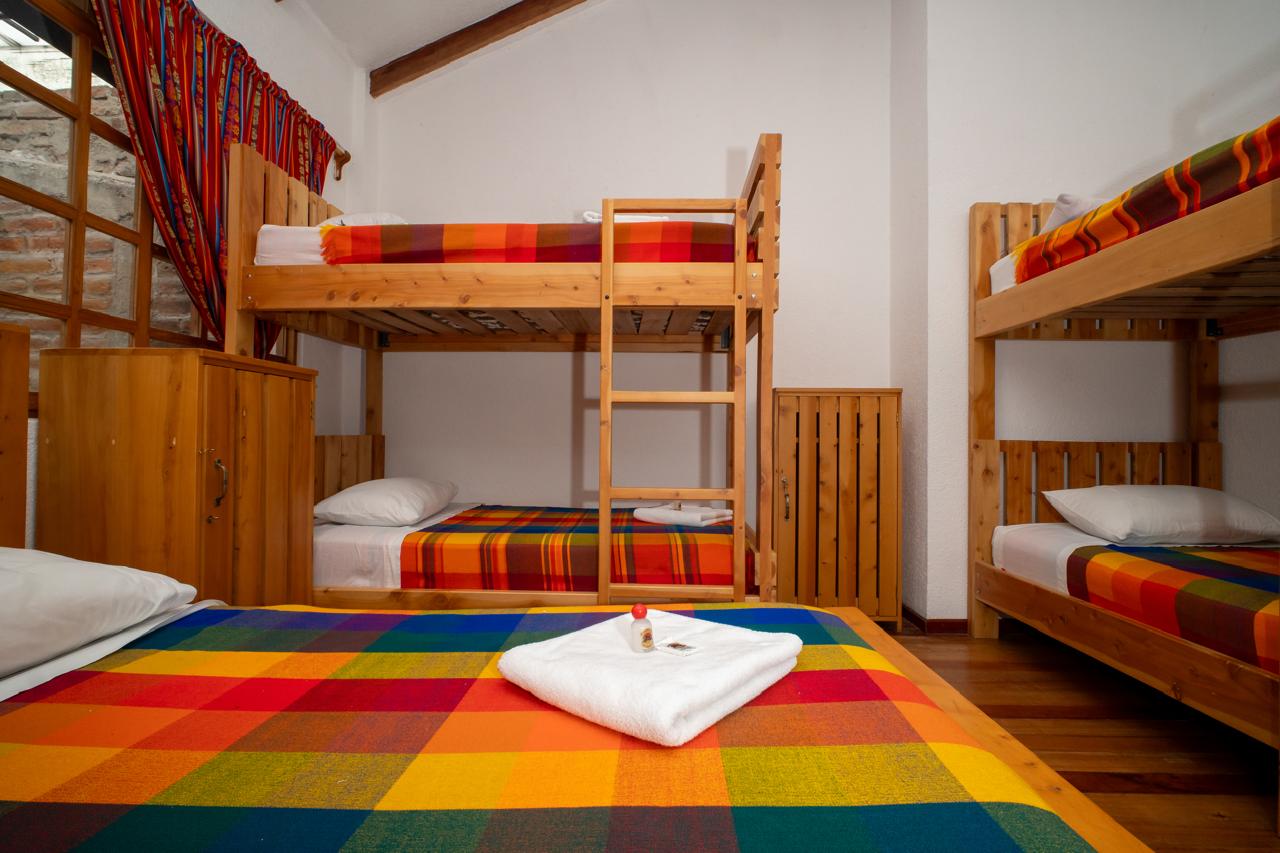 Espacio amplio para familias en la habitación quíntuple