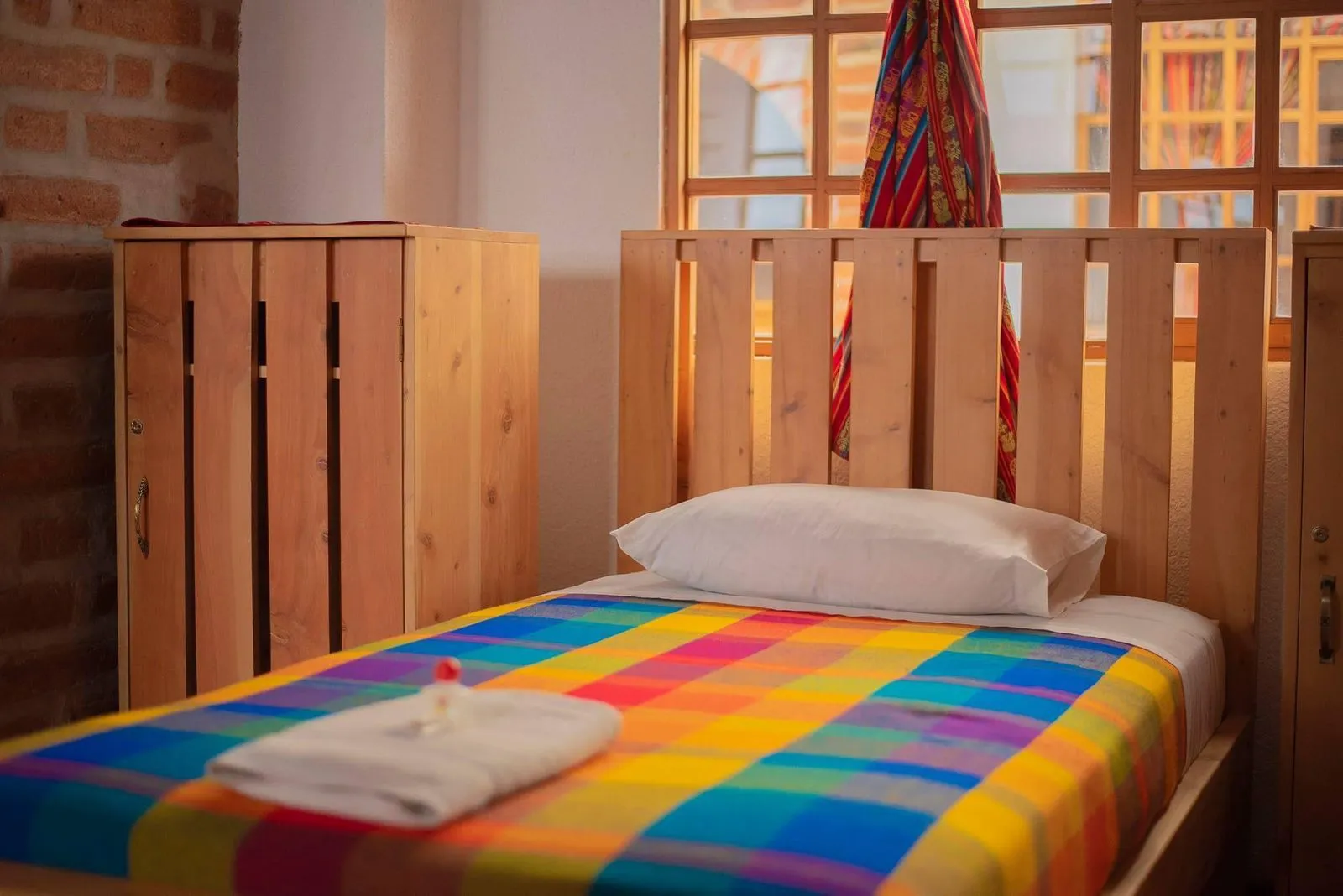 Cama individual cómoda en habitación simple en Otavalo